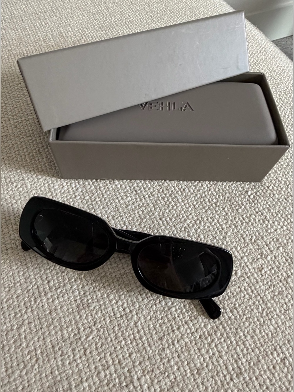VEHLA Black Rectangular Women's Sunglasses